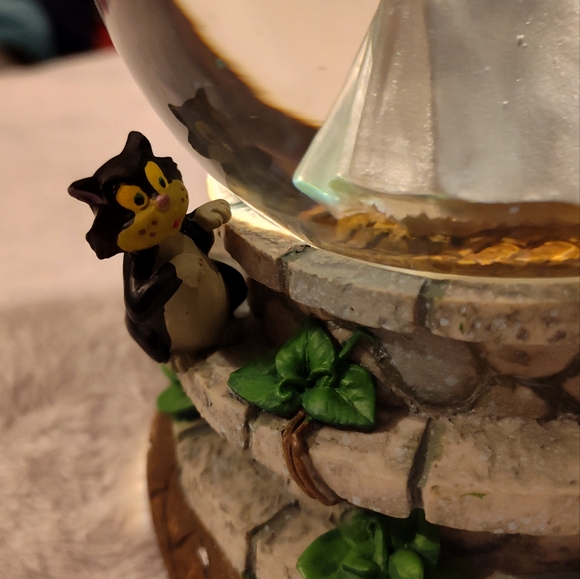 NEW!!! DISNEY CINDERELLA SNOW GLOBE - Picture 6 of 13